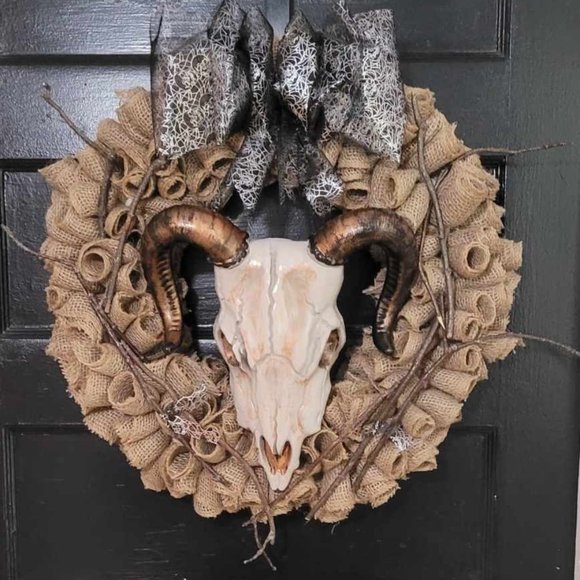 Halloween 🦇 Skull Wreath, 18 inches - Picture 4 of 4